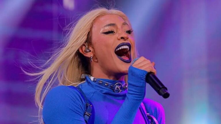 Vídeo: repórter ganha beijão na boca de Pabllo Vittar