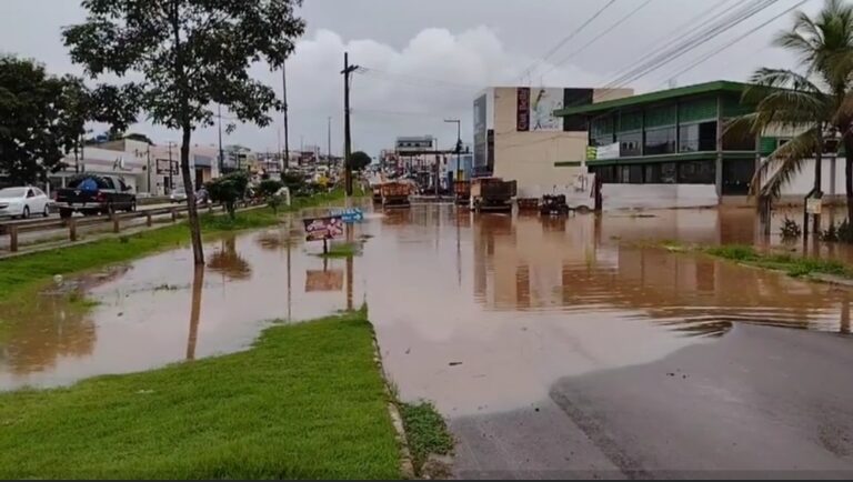 Enchente interdita Br 364 em Cacoal veja videos