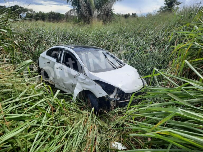 Veículo estoura pneu, motorista perde o controle do veículo e cai em ribanceira em Rio Branco