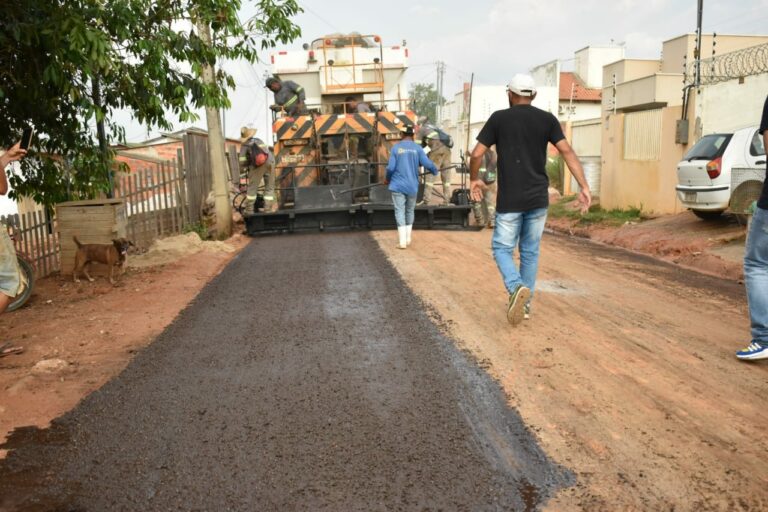 Prefeitura de Sena diz que usina de asfalto recuperou mais de 30 km de ruas; população reage