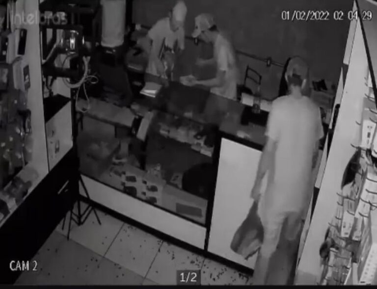 VÍDEO: Criminosos arrombam loja no centro de Sena e furtam celulares; polícia investiga caso