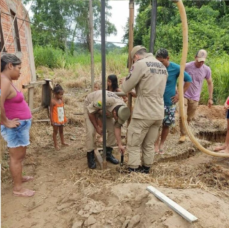 No AC, cachorro é resgatado por bombeiros após cair em poço artesiano de 6 metros de profundidade