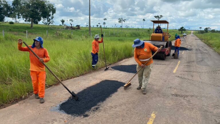 Governo inicia operação tapa-buracos na AC-475, em Acrelândia