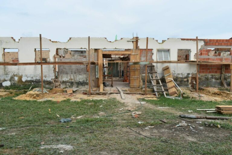 Governo vistoria reforma de unidade de saúde de Cruzeiro do Sul