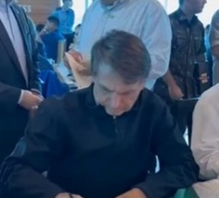 Em encontro com líderes do AC, Bolsonaro autografa bandeira do Estado e manda mensagem: “Até um breve dia”