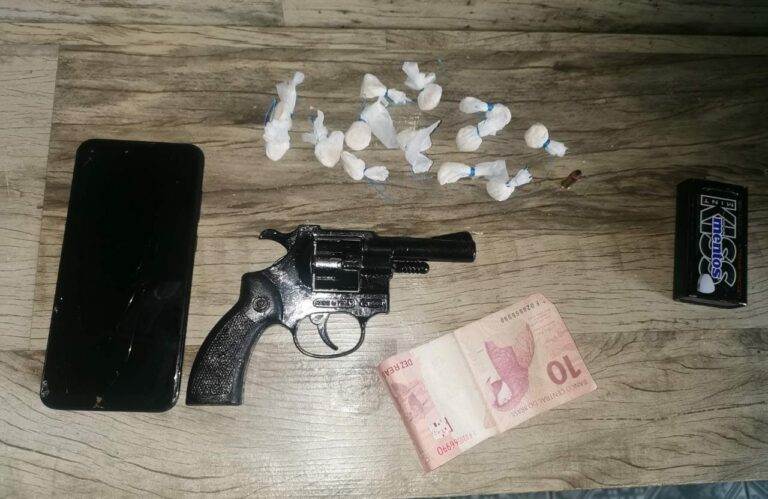Homem é preso em flagrante por posse ilegal de arma de fogo e droga em Brasileia