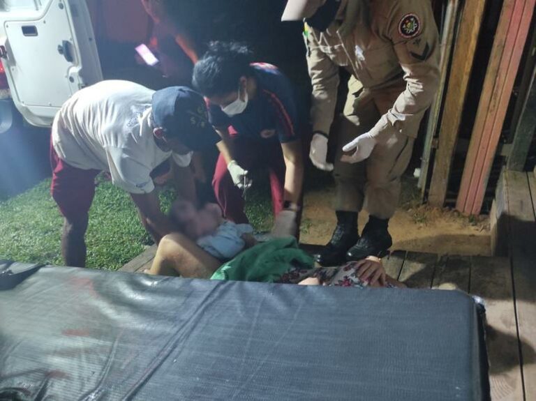 Em Feijó, bombeiros atendem mulher em trabalho de parto e criança nasce em cima de trapiche; veja imagens