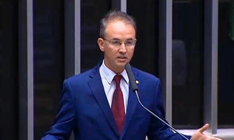 Deputado Leo de Brito quer leis mais rígidas para crimes de apologia ao nazismo