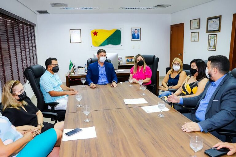 Durante reunião com sindicato, presidente da Aleac confirma reajuste salarial para servidores