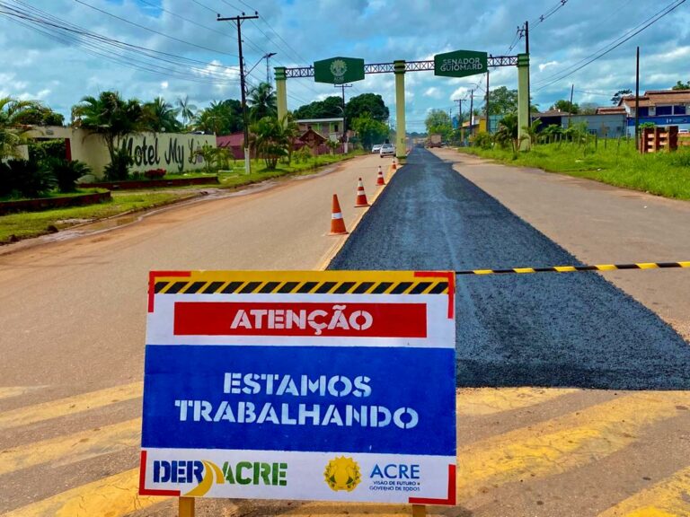 Governo e prefeitura de Senador Guiomard trabalham no recapeamento asfáltico da Avenida Castelo Branco