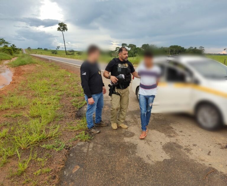 Jovem é preso dentro de táxi com maconha, crack e cocaína, em Xapuri