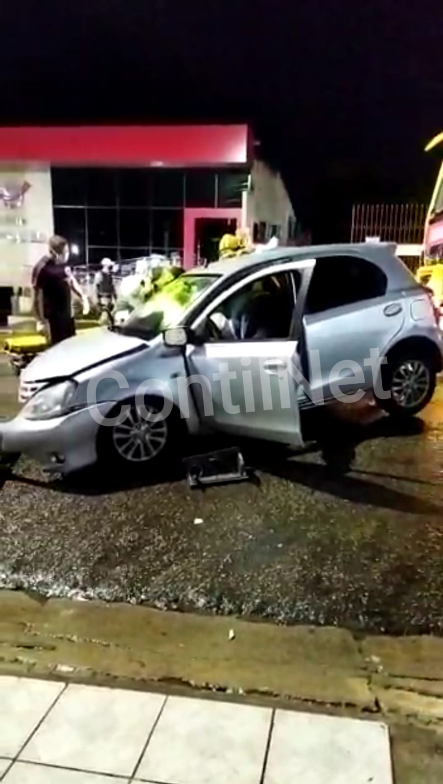 Passageira fica ferida após motorista perder controle de carro e colidir contra poste de energia em Rio Branco