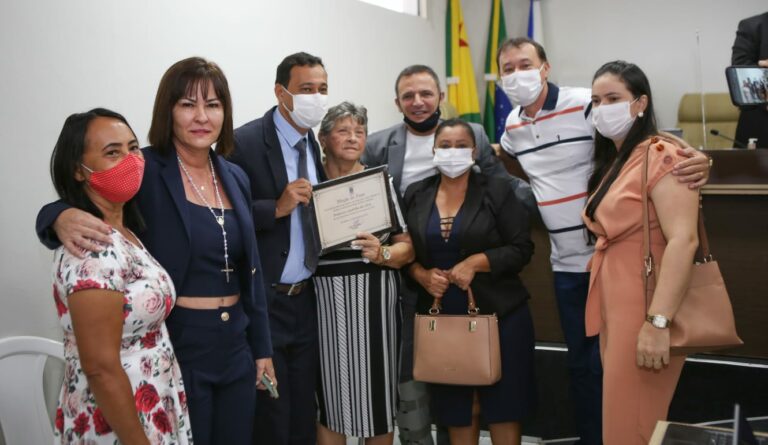 Bittar entrega homenagem ao pai do vereador Célio Gadelha: “Meu pai deixa um grande legado”