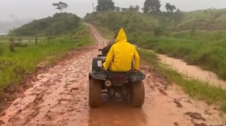 Em quadriciclo, Corpo de Bombeiros realizam resgate de vítima em ramal de Feijó