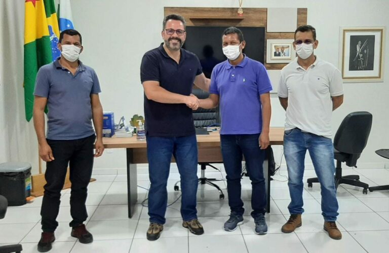 Alan Rick trata da construção de escola e quadra poliesportiva em Marechal Thaumaturgo