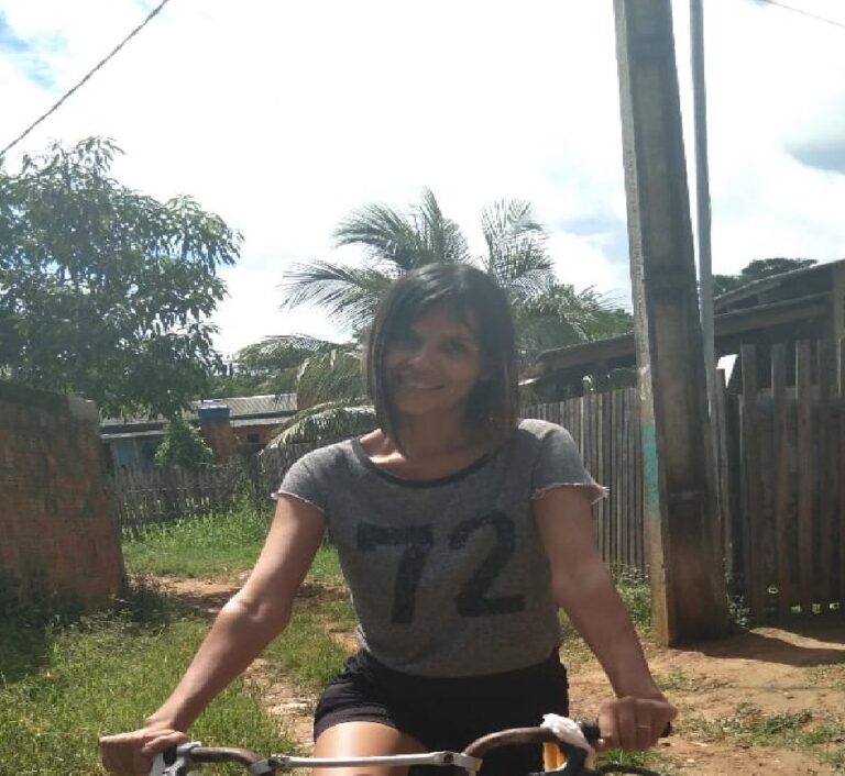 Em bicicleta, acreana vende ‘bolinhos de chuva’ para sustentar família e faz sucesso na web