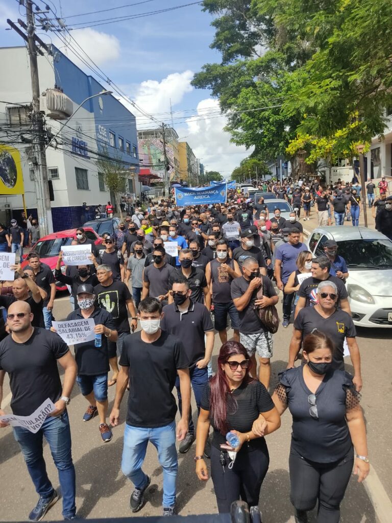 Vestidos de preto, militares protestam na Capital por titulação e realinhamento salarial
