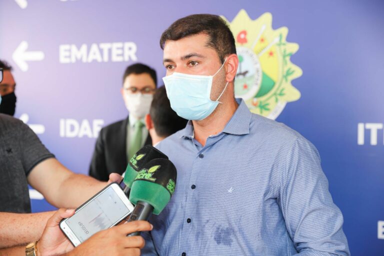 Nicolau defende reajuste para servidores em evento na fronteira