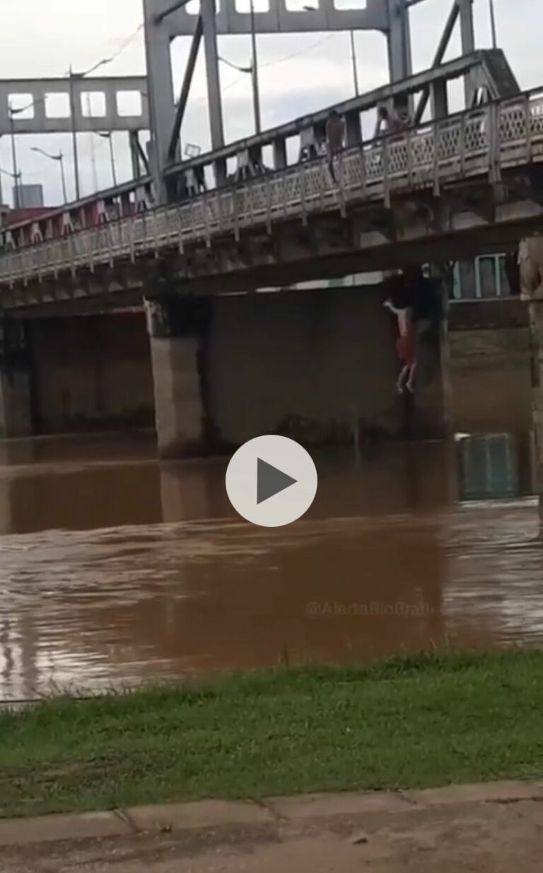 Jovens arriscam a vida pulando de Ponte Metálica nas águas do Rio Acre; veja vídeo