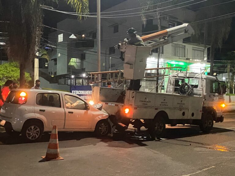 Distraído, motorista bate em caminhão com cesto aéreo na capital; profissional fazia reparos em poste