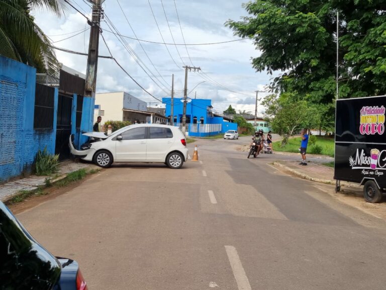 Carro bate contra poste no Conjunto Tucumã, em Rio Branco; veja fotos