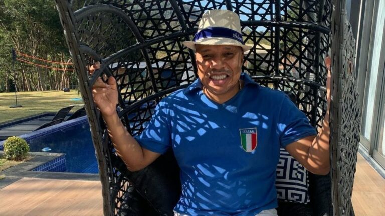 Vocalista do “Molejo” relembra relações com homens