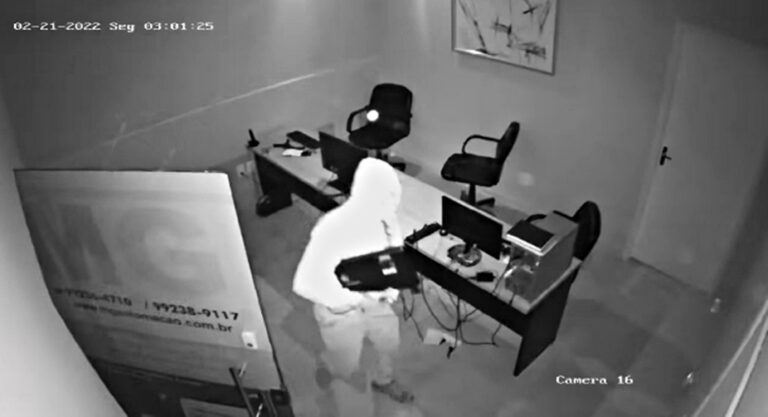 Vídeo mostra empresa sendo invadida durante madrugada na capital; 190 não funcionou, diz dono