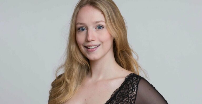 Atriz passa sufoco com jacaré nos bastidores de Pantanal: “Estava nua”