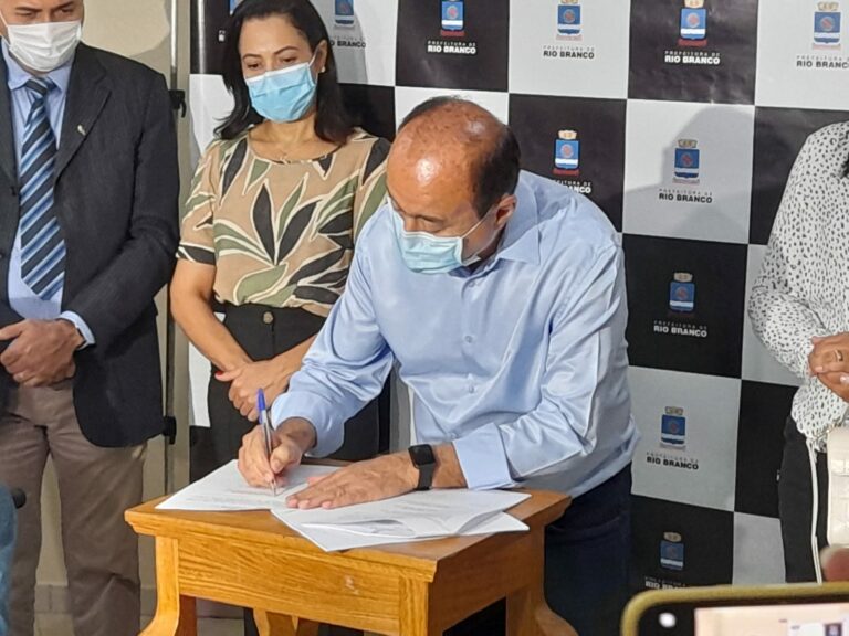 “Tivemos coragem”, diz Bocalom ao assinar contrato emergencial dos coletivos de Rio Branco