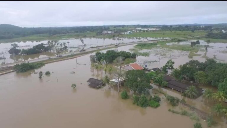 Imagens mostram BR-364 coberta por águas; cheia está prestes a isolar Ariquemes