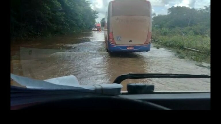 BR-364 segue interditada pelo segundo dia por causa da cheia do rio Jamari; há um metro de água na pista