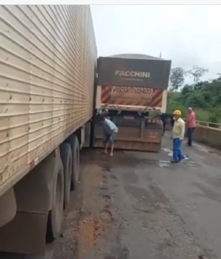 Vídeo: acidente entre três carretas paralisa BR-364; PRF intervém com sinalização