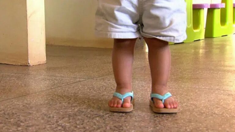 Mãe deixa filho de 2 anos com covid sozinho em casa para ir à festa e acaba presa