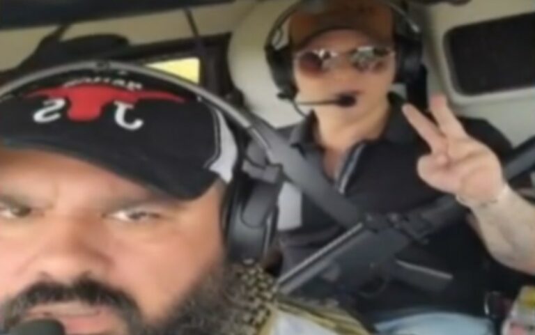 Delegado posta vídeo passeando de helicóptero junto com cantor sertanejo e carregando fuzil; polícia investiga