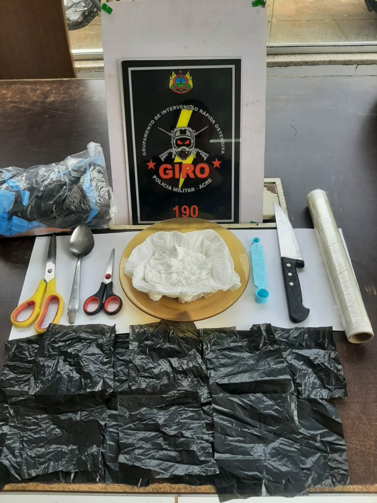 Militares do Giro capturam foragido no Mocinha Magalhães embalando entorpecente