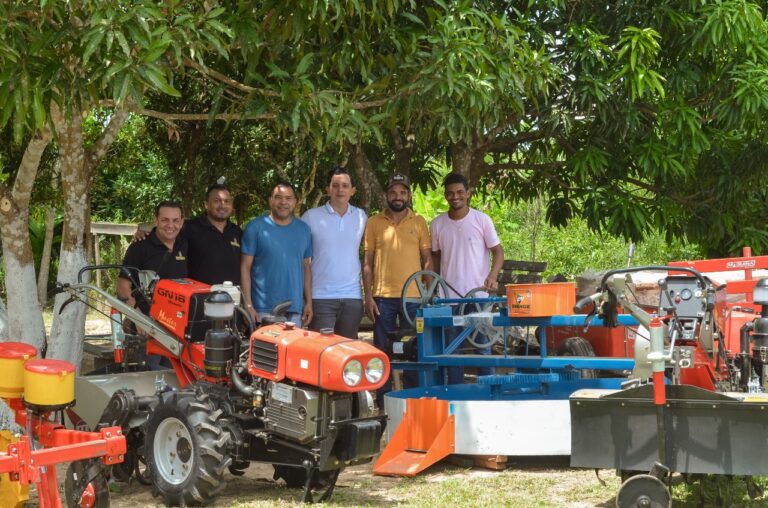 Em Brasileia, associação é contemplada com equipamentos agrícolas e casa de farinha