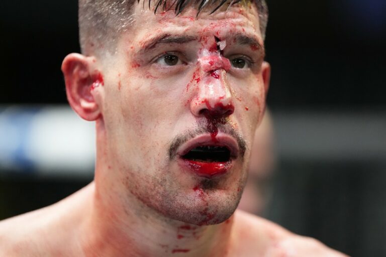 Vídeos do UFC: Alvarez fica com rosto ensanguentado em derrota