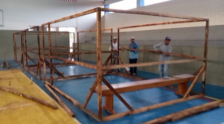 Famílias atingidas pela cheia do rio Iaco são levadas para abrigos públicos, em Sena Madureira