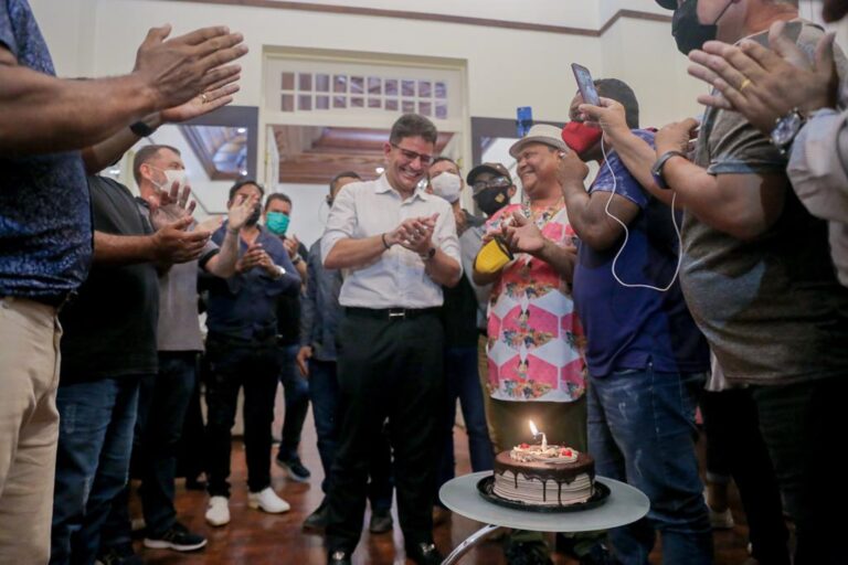 No Dia do Líder Comunitário, Gladson recebe representantes dos bairros no Palácio