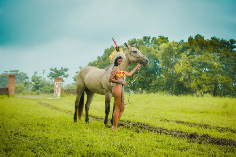 Totalmente nua, Índia do Iaco celebra chegada aos 42 anos com banho de chuva; veja ensaio