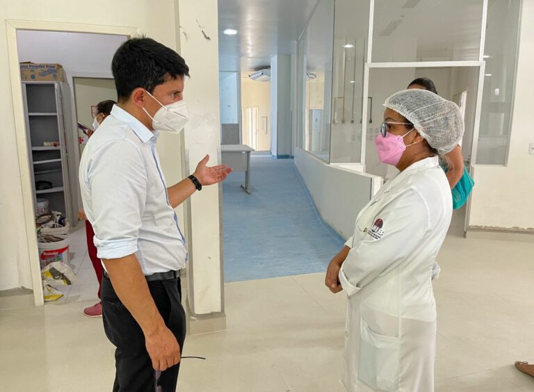 Jenilson Leite visita obra de UTIs do Pronto Socorro e conversa com profissionais