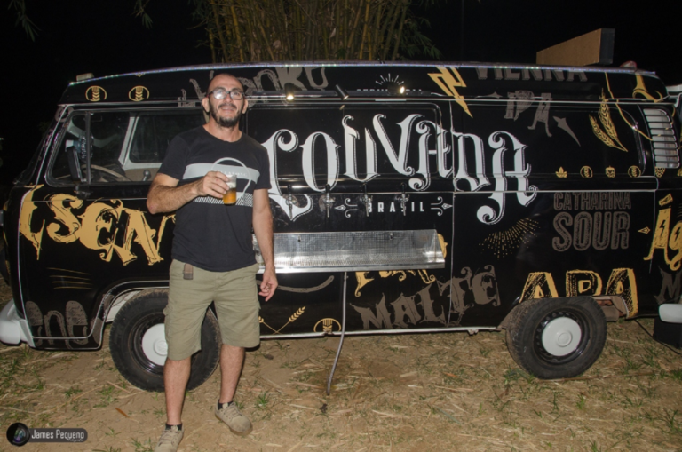 Kombi da Cervejaria Louvada anima tarde de pop rock no bairro da Base; veja galeria de fotos