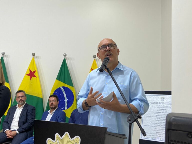 Em agenda no AC, Milton Ribeiro falou sobre recursos do MEC e acusou prefeitos: “Não sou corrupto”