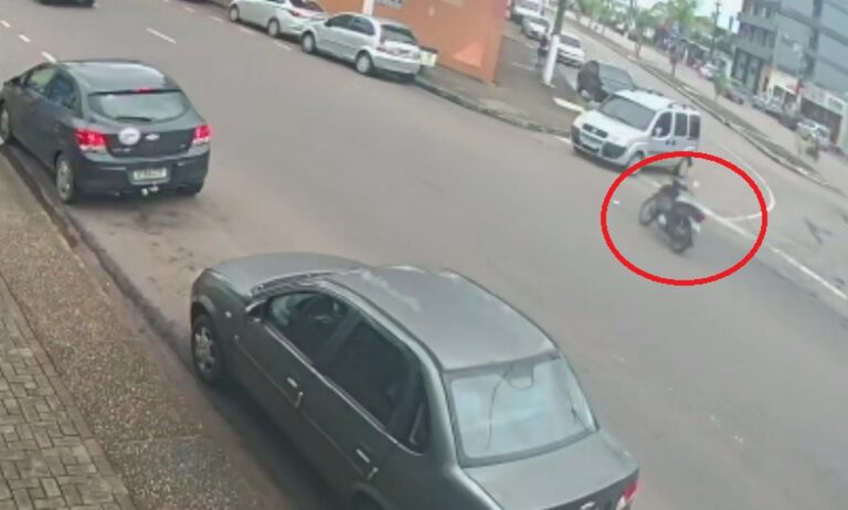 Vídeo mostra ‘moto fantasma’ andando sozinha e atingindo dois carros