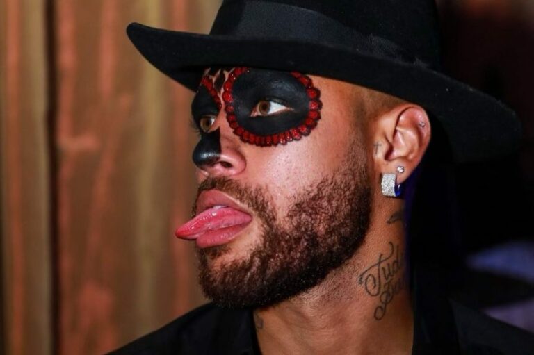 Neymar. O homem de 30 anos que se nega a envelhecer. Vive no mundo de fantasia criado pelo pai