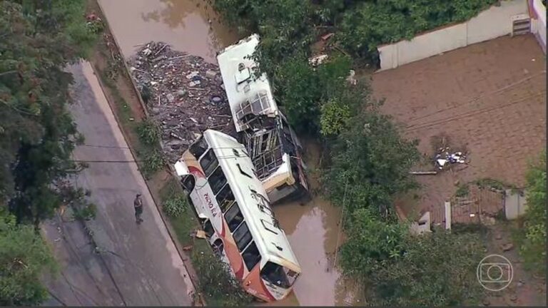 Vídeo mostra pessoas tentando se salvar em ônibus arrastados no temporal em Petrópolis