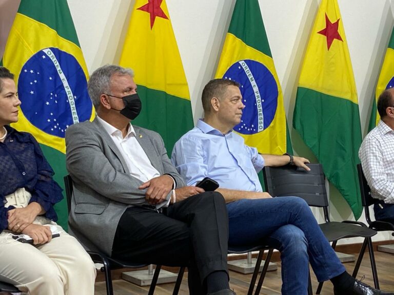“Tá gatinho, hein?!”, diz Petecão a Major Rocha durante visita de ministro ao Acre