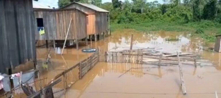 Mesmo com o nível do Iaco abaixo da cota de alerta, moradores em Sena já são ameaçados pela cheia