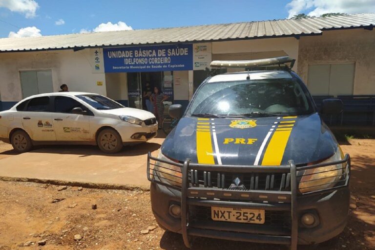 Equipe da PRF auxilia mãe a levar filha ferida para atendimento no interior do Acre