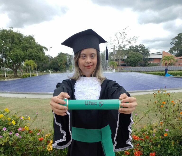 Acreana de 28 anos é a primeira pessoa com síndrome de Down a formar na Ufac